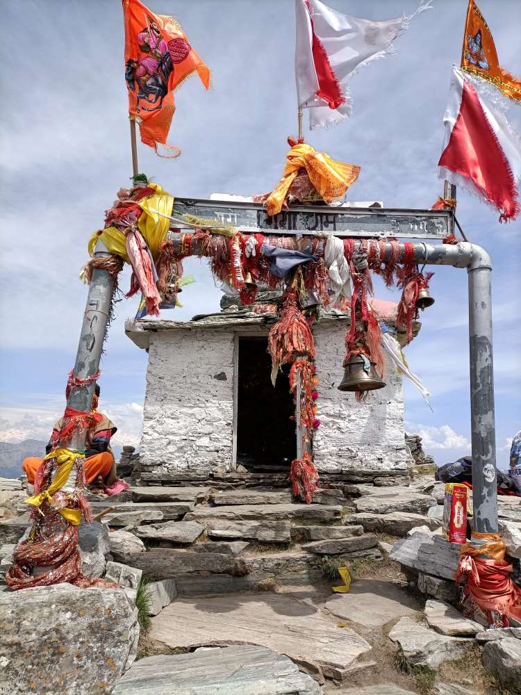 A temple just before the Chandrashila summit